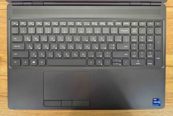 Мобільна робоча станція Dell Precision 7560 / 15.6" (3840x2160) IPS / Intel Xeon W-11855M (6 (12) ядер по 3.2 - 4.9 GHz) / 32 GB DDR4 / 256 GB SSD / nVidia RTX A4000, 8 GB GDDR6, 256-bit / WebCam / Windows 11
