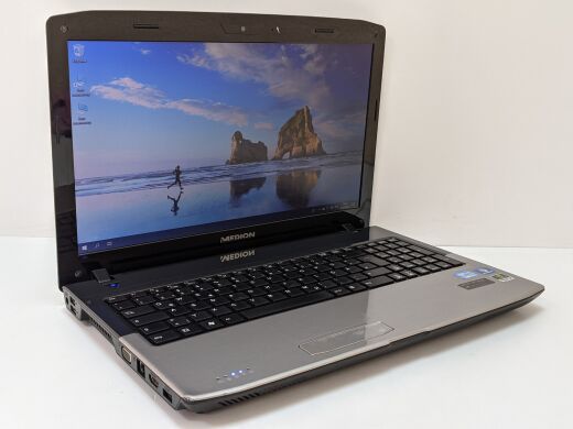 Ноутбук Medion Akoya E6812 / 15.6" (1366x768) TN LED / Intel Core i3-2330M (2 (4) ядра по 2.2 GHz) /  8 GB DDR3 / 320 GB HDD / nVidia GeForce GT 555M, 1 GB DDR3, 128-bit / USB 3.0 / HDMI