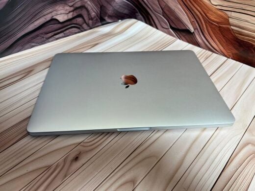 Ультрабук Apple MacBook Pro 13 2018 / 13.3" (2560x1600) IPS / Intel Core i5-8259U (4 (8) ядра по 2.3 - 3.8 GHz) / 16 GB DDR3 / 500 GB SSD / Intel Iris Plus Graphics 655 / WebCam / MacOS