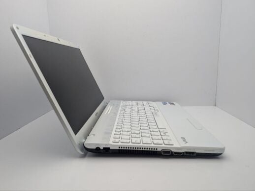 Ноутбук Sony VPC-EB / 15.6" (1366x768) TN / Intel Core i3-370M (2 (4) ядра по 2.4 GHz) / 6 GB DDR3 / 500 GB HDD / AMD Radeon HD 5650, 1 GB GDDR3, 128-bit / WebCam / DVD-ROM