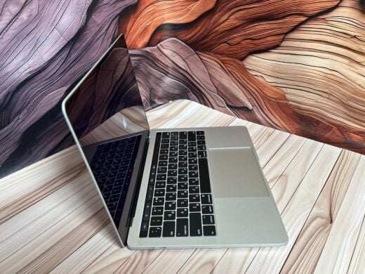 Ультрабук Apple MacBook Pro 13 2018 / 13.3" (2560x1600) IPS / Intel Core i5-8259U (4 (8) ядра по 2.3 - 3.8 GHz) / 16 GB DDR3 / 500 GB SSD / Intel Iris Plus Graphics 655 / WebCam / MacOS