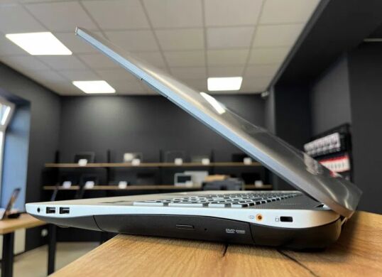 Ігровий ноутбук Asus N751JX / 17.3" (1920x1080) TN / Intel Core i7-4720HQ (4 (8) ядра по 2.6 - 3.6 GHz) / 8 GB DDR3 / 256 GB SSD / nVidia GeForce GTX 950M, 2 GB GDDR5, 128-bit / WebCam / Win 10 / АКБ не тримає