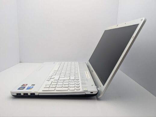 Ноутбук Sony VPC-EB / 15.6" (1366x768) TN / Intel Core i3-370M (2 (4) ядра по 2.4 GHz) / 6 GB DDR3 / 500 GB HDD / AMD Radeon HD 5650, 1 GB GDDR3, 128-bit / WebCam / DVD-ROM