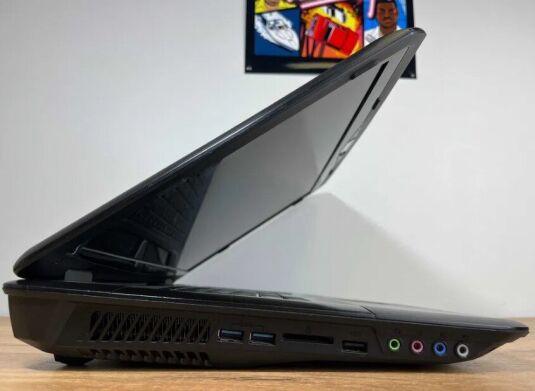 Ігровий ноутбук Medion Erazer X7815 / 17.3" (1920x1080) IPS / Intel Core i7-2630QM (4 (8) ядра по 2.0 - 2.9 GHz) / 8 GB DDR3 / 120 GB SSD + 500 GB HDD / nVidia GeForce GTX 670M, 1.5 GB GDDR5, 192-bit / WebCam / DVD-ROM / Win 10