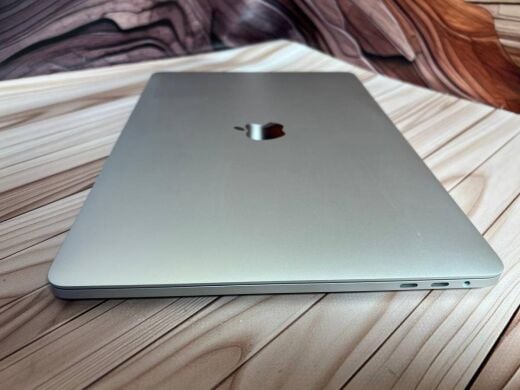Ультрабук Apple MacBook Pro 13 2018 / 13.3" (2560x1600) IPS / Intel Core i5-8259U (4 (8) ядра по 2.3 - 3.8 GHz) / 16 GB DDR3 / 500 GB SSD / Intel Iris Plus Graphics 655 / WebCam / MacOS