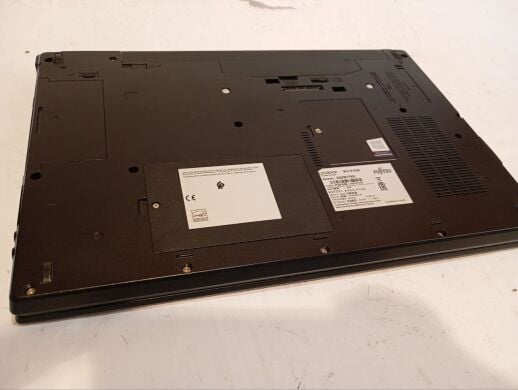 Ноутбук Б-клас Fujitsu LifeBook E556 / 15.6" (1366x768) TN / Intel Core i5-6200U (2 (4) ядра по 2.3 - 2.8 GHz) / 8 GB DDR4 / 240 GB SSD / Intel HD Graphics 520 / WebCam / DVD-RW