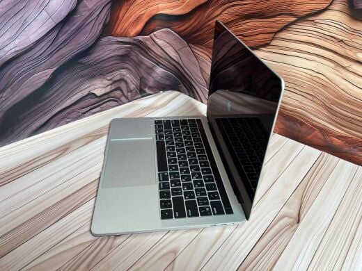 Ультрабук Apple MacBook Pro 13 2018 / 13.3" (2560x1600) IPS / Intel Core i5-8259U (4 (8) ядра по 2.3 - 3.8 GHz) / 16 GB DDR3 / 500 GB SSD / Intel Iris Plus Graphics 655 / WebCam / MacOS
