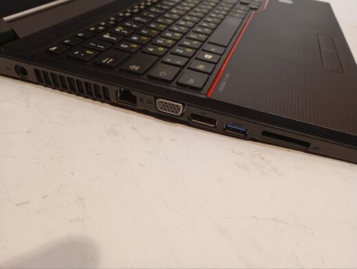 Ноутбук Б-клас Fujitsu LifeBook E556 / 15.6" (1366x768) TN / Intel Core i5-6200U (2 (4) ядра по 2.3 - 2.8 GHz) / 8 GB DDR4 / 240 GB SSD / Intel HD Graphics 520 / WebCam / DVD-RW