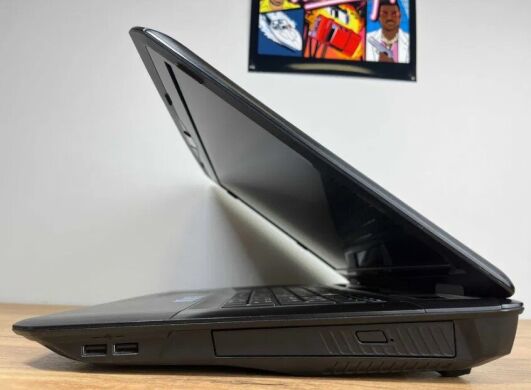 Ігровий ноутбук Medion Erazer X7815 / 17.3" (1920x1080) IPS / Intel Core i7-2630QM (4 (8) ядра по 2.0 - 2.9 GHz) / 8 GB DDR3 / 120 GB SSD + 500 GB HDD / nVidia GeForce GTX 670M, 1.5 GB GDDR5, 192-bit / WebCam / DVD-ROM / Win 10