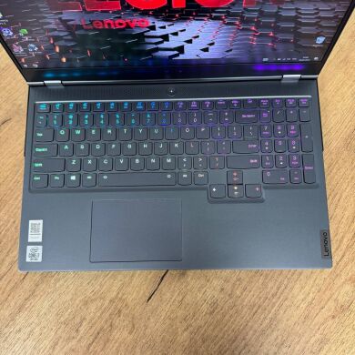 Игровой ноутбук Б-класс Lenovo Legion 7 15IMH05 / 15.6" (1920x1080) IPS / Intel Core i7-10750H (6 (12) ядер по 2.6 - 5.0 GHz) / 16 GB DDR4 / 512 GB SSD / nVidia GeForce RTX 2070 Max-Q, 8 GB GDDR6, 256-bit / WebCam