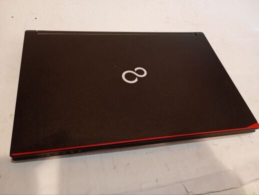 Ноутбук Б-клас Fujitsu LifeBook E556 / 15.6" (1366x768) TN / Intel Core i5-6200U (2 (4) ядра по 2.3 - 2.8 GHz) / 8 GB DDR4 / 240 GB SSD / Intel HD Graphics 520 / WebCam / DVD-RW