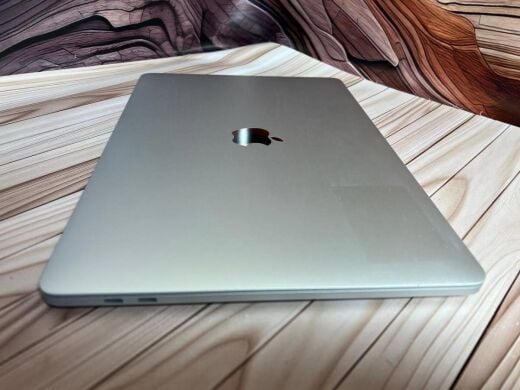 Ультрабук Apple MacBook Pro 13 2018 / 13.3" (2560x1600) IPS / Intel Core i5-8259U (4 (8) ядра по 2.3 - 3.8 GHz) / 16 GB DDR3 / 500 GB SSD / Intel Iris Plus Graphics 655 / WebCam / MacOS