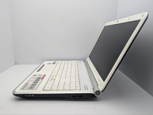 Ноутбук Packard Bell TJ66 / 15.6" (1366x768) TN / Intel Pentium T4300 (2 ядра по 2.1 GHz) / 4 GB DDR2 / 320 GB HDD / nVidia GeForce G210M, 512 MB GDDR3, 64-bit / WebCam / DVD-ROM