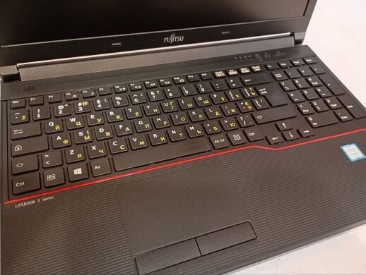 Ноутбук Б-клас Fujitsu LifeBook E556 / 15.6" (1366x768) TN / Intel Core i5-6200U (2 (4) ядра по 2.3 - 2.8 GHz) / 8 GB DDR4 / 240 GB SSD / Intel HD Graphics 520 / WebCam / DVD-RW