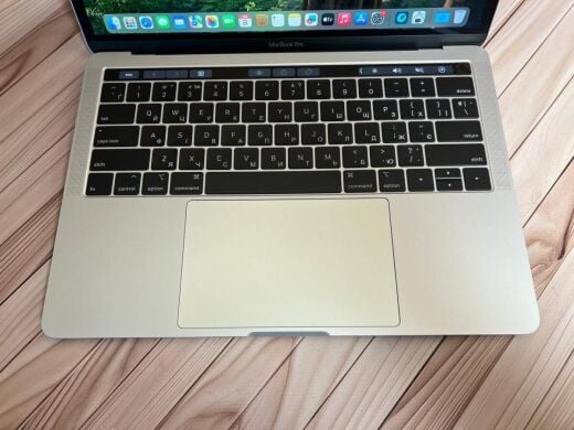 Ультрабук Apple MacBook Pro 13 2018 / 13.3" (2560x1600) IPS / Intel Core i5-8259U (4 (8) ядра по 2.3 - 3.8 GHz) / 16 GB DDR3 / 500 GB SSD / Intel Iris Plus Graphics 655 / WebCam / MacOS