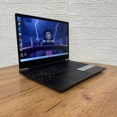 Игровой ноутбук Б-класс HP Victus Gaming 15-fb0003nr / 15.6" (1920x1080) IPS / AMD Ryzen 5 5600H (6 (12) ядра по 3.3 - 4.2 GHz) / 16 GB DDR4 / 512 GB SSD NVMe / AMD Radeon RX 6500M, 4 GB GDDR6, 64-bit / WebCam