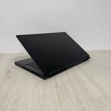 Игровой ноутбук Б-класс MSI Creator 15 A11UH / 15.6" (1920x1080) IPS / Intel Core i7-11800H (8 (16) ядер по 1.9 - 4.6 GHz) / 16 GB DDR4 / 512 GB SSD / nVidia GeForce RTX 3080, 8 GB GDDR6, 256-bit / WebCam