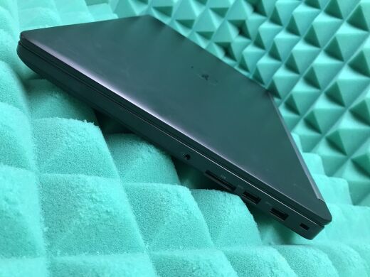 Ноутбук Dell Latitude E5570 / 15.6" (1366x768) TN / Intel Core i5-6440HQ (4 ядра по 2.6 - 3.5 GHz) / 16 GB DDR4 / 256 GB SSD / AMD Radeon R7 M370, 2 GB GDDR5, 128-bit / HDMI / Windows 10 ліцензія