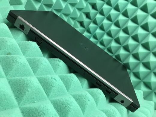 Ноутбук Dell Latitude E5570 / 15.6" (1366x768) TN / Intel Core i5-6440HQ (4 ядра по 2.6 - 3.5 GHz) / 16 GB DDR4 / 256 GB SSD / AMD Radeon R7 M370, 2 GB GDDR5, 128-bit / HDMI / Windows 10 ліцензія