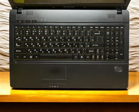 Ноутбук Lenovo G560 / 15.6" (1366x768) TN / Intel Pentium P6200 (2 ядра по 2.13 GHz) / 8 GB DDR3 / 120 GB SSD / Intel HD Graphics / WebCam