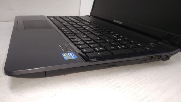 Ноутбук Samsung NP300E5C / 15.6" (1366x768) TN / Intel Core i3-2328M (2 (4) ядра по 2.2 GHz) / 8 GB DDR3 / 500 GB HDD / nVidia GeForce GT 620M, 1 GB DDR3, 64-bit / WebCam
