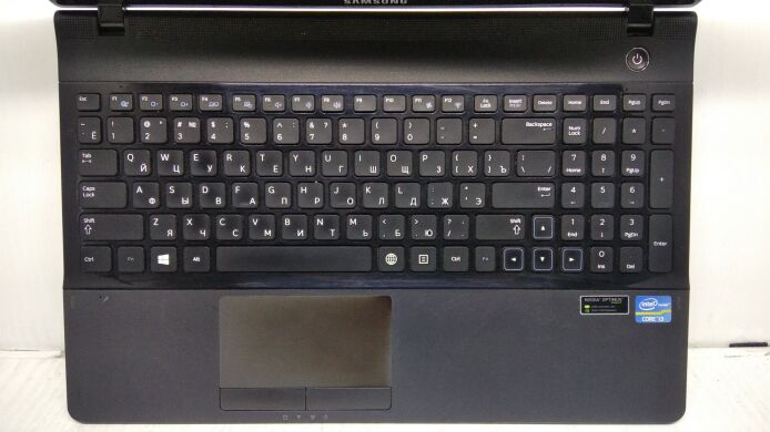 Ноутбук Samsung NP300E5C / 15.6" (1366x768) TN / Intel Core i3-2328M (2 (4) ядра по 2.2 GHz) / 8 GB DDR3 / 500 GB HDD / nVidia GeForce GT 620M, 1 GB DDR3, 64-bit / WebCam