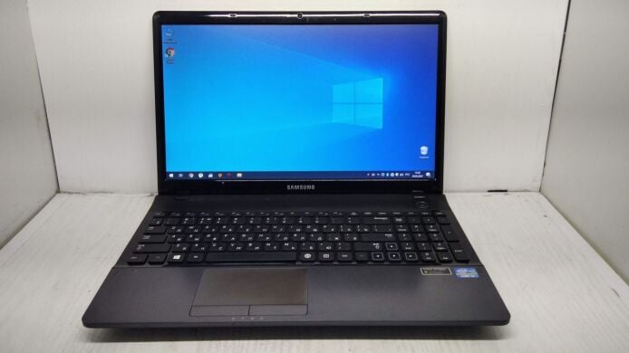 Ноутбук Samsung NP300E5C / 15.6" (1366x768) TN / Intel Core i3-2328M (2 (4) ядра по 2.2 GHz) / 8 GB DDR3 / 500 GB HDD / nVidia GeForce GT 620M, 1 GB DDR3, 64-bit / WebCam