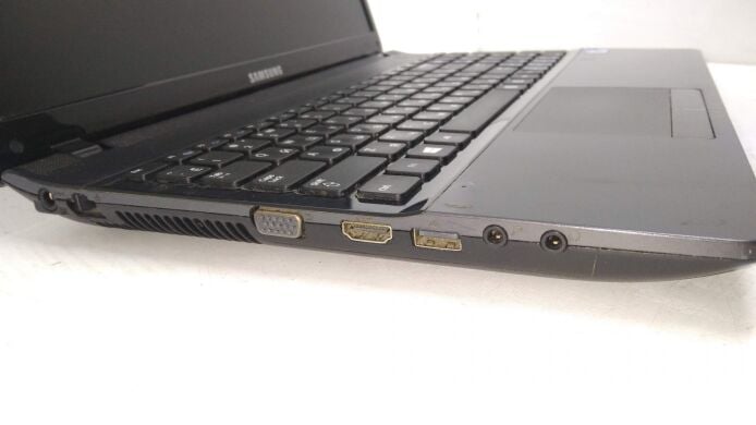 Ноутбук Samsung NP300E5C / 15.6" (1366x768) TN / Intel Core i3-2328M (2 (4) ядра по 2.2 GHz) / 8 GB DDR3 / 500 GB HDD / nVidia GeForce GT 620M, 1 GB DDR3, 64-bit / WebCam