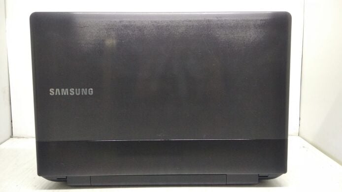 Ноутбук Samsung NP300E5C / 15.6" (1366x768) TN / Intel Core i3-2328M (2 (4) ядра по 2.2 GHz) / 8 GB DDR3 / 500 GB HDD / nVidia GeForce GT 620M, 1 GB DDR3, 64-bit / WebCam