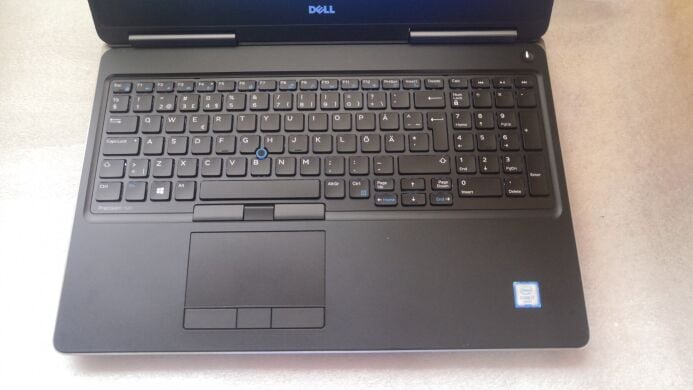 Рабочая станция Dell Precision 7520 / 15.6" (1920x1080) TN / Intel Core i7-6820HQ (4 (8) ядра по 2.7 - 3.6 GHz) / 8 GB DDR4 / 256 GB SSD / nVidia Quadro M2200 Mobile, 4 GB GDDR5, 128-bit / WebCam / HDMI Рабочая станция Dell Precision 7520 / 15.6" (1920x1080) TN / Intel Core i7-6820HQ (4 (8) ядра по 2.7 - 3.6 GHz) / 8 GB DDR4 / 256 GB SSD / nVidia Quadro M2200 Mobile, 4 GB GDDR5, 128-bit / WebCam / HDMI