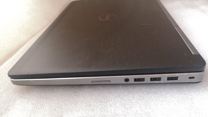 Рабочая станция Dell Precision 7520 / 15.6" (1920x1080) TN / Intel Core i7-6820HQ (4 (8) ядра по 2.7 - 3.6 GHz) / 8 GB DDR4 / 256 GB SSD / nVidia Quadro M2200 Mobile, 4 GB GDDR5, 128-bit / WebCam / HDMI Рабочая станция Dell Precision 7520 / 15.6" (1920x1080) TN / Intel Core i7-6820HQ (4 (8) ядра по 2.7 - 3.6 GHz) / 8 GB DDR4 / 256 GB SSD / nVidia Quadro M2200 Mobile, 4 GB GDDR5, 128-bit / WebCam / HDMI