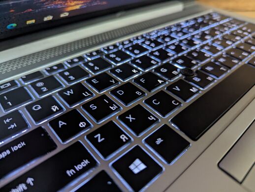 Ультрабук Б-класс HP EliteBook 830 G5 / 13.3" (1920x1080) IPS Touch / Intel Core i7-8650U (4 (8) ядра по 1.9 - 4.2 GHz) / 16 GB DDR4 / 512 GB SSD / Intel UHD Graphics 620 / Fingerprint / WebCam / Windows 10