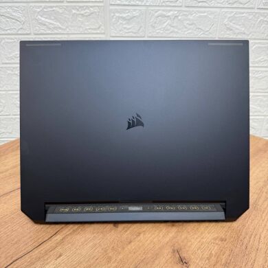 Игровой ноутбук Corsair Voyager A1600 / 16" (2560x1600) IPS / AMD Ryzen 9 6900HS (8 (16) ядер по 3.3 - 4.9 GHz) / 16 GB DDR5 / 2000 GB SSD / AMD Radeon RX 6800M, 12 GB GDDR6, 192-bit / WebCam