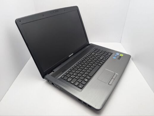 Ноутбук Medion Akoya P7818 / 17.3" (1600x900) TN / Intel Core i3-3110M (2 (4) ядра по 2.4 GHz) / 8 GB DDR3 / 750 GB HDD / nVidia GeForce GT 730M, 2 GB GDDR3, 128-bit / WebCam / DVD-ROM