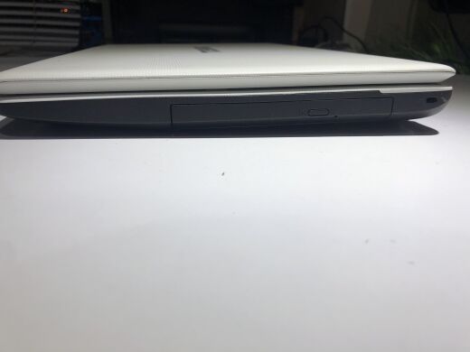 Ноутбук Toshiba Satellite C670 / 17.3" (1600x900) TN / Intel Core i3-2310M (2 (4) ядра по 2.1 GHz) / 4 GB DDR3 / 120 GB SSD / Intel HD Graphics 3000 / WebCam 