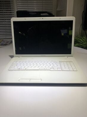 Ноутбук Toshiba Satellite C670 / 17.3" (1600x900) TN / Intel Core i3-2310M (2 (4) ядра по 2.1 GHz) / 4 GB DDR3 / 120 GB SSD / Intel HD Graphics 3000 / WebCam 