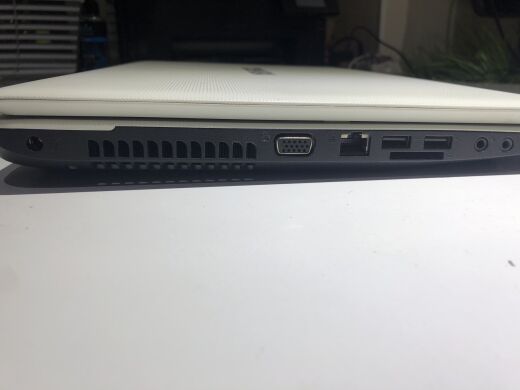 Ноутбук Toshiba Satellite C670 / 17.3" (1600x900) TN / Intel Core i3-2310M (2 (4) ядра по 2.1 GHz) / 4 GB DDR3 / 120 GB SSD / Intel HD Graphics 3000 / WebCam 