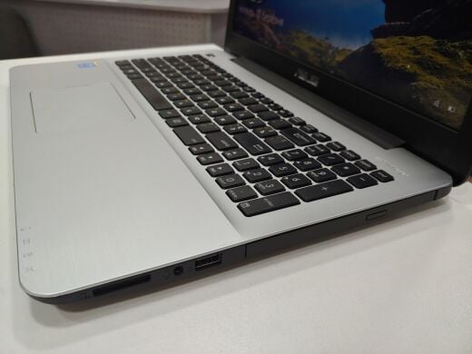 ASUS F555LA-US71 / 15.6" (1920x1080) TN / Intel Core i7-5500U (2 (4) ядра по 2.4 - 3.0 GHz) / 8 GB DDR3 / 240 GB SSD / DVD-RW / WebCam