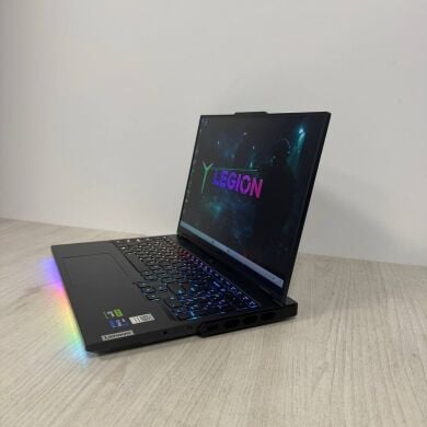 Ігровий ноутбук Lenovo Legion Pro 7 16IRX8H / 16" (2560x1600) IPS / Intel Core i9-13900HX (24 (32) ядра по 3.9 - 5.4 GHz) / 16 GB DDR5 / 1000 GB SSD M.2 / nVidia GeForce RTX 4080, 12 GB GDDR6, 192-bit / WebCam Ігровий ноутбук Lenovo Legion Pro 7 16IRX8H / 16" (2560x1600) IPS / Intel Core i9-13900HX (24 (32) ядра по 3.9 - 5.4 GHz) / 16 GB DDR5 / 1000 GB SSD M.2 / nVidia GeForce RTX 4080, 12 GB GDDR6, 192-bit / WebCam