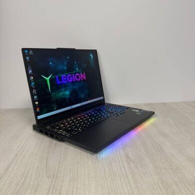 Ігровий ноутбук Lenovo Legion Pro 7 16IRX8H / 16" (2560x1600) IPS / Intel Core i9-13900HX (24 (32) ядра по 3.9 - 5.4 GHz) / 16 GB DDR5 / 1000 GB SSD M.2 / nVidia GeForce RTX 4080, 12 GB GDDR6, 192-bit / WebCam Ігровий ноутбук Lenovo Legion Pro 7 16IRX8H / 16" (2560x1600) IPS / Intel Core i9-13900HX (24 (32) ядра по 3.9 - 5.4 GHz) / 16 GB DDR5 / 1000 GB SSD M.2 / nVidia GeForce RTX 4080, 12 GB GDDR6, 192-bit / WebCam