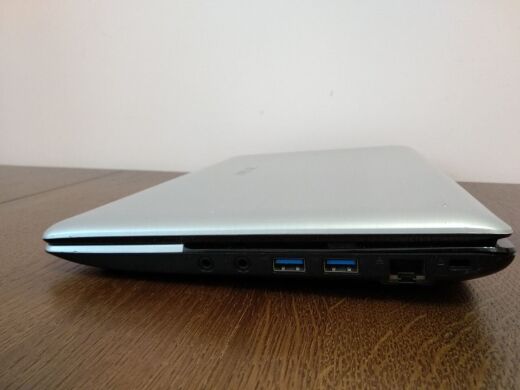 Нетбук Б-клас Asus Eee PC 1215N / 12.1" (1366x768) TN / Intel Atom D525 (2 (4) ядра по 1.8 GHz) / 4 GB DDR3 / 250 GB HDD / nVidia ION 2, 512 MB DDR3, 64-bit / WebCam / HDMI / АКБ не тримає