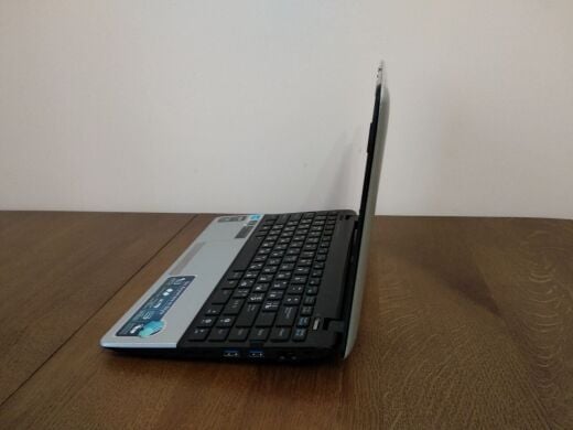 Нетбук Б-клас Asus Eee PC 1215N / 12.1" (1366x768) TN / Intel Atom D525 (2 (4) ядра по 1.8 GHz) / 4 GB DDR3 / 250 GB HDD / nVidia ION 2, 512 MB DDR3, 64-bit / WebCam / HDMI / АКБ не тримає