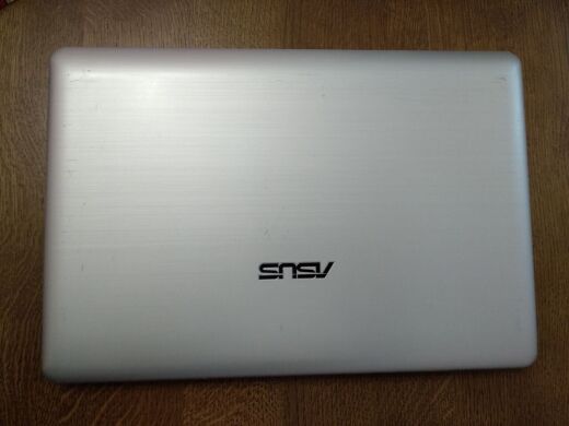 Нетбук Б-клас Asus Eee PC 1215N / 12.1" (1366x768) TN / Intel Atom D525 (2 (4) ядра по 1.8 GHz) / 4 GB DDR3 / 250 GB HDD / nVidia ION 2, 512 MB DDR3, 64-bit / WebCam / HDMI / АКБ не тримає