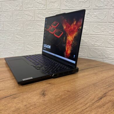 Ігровий ноутбук Б-клас Lenovo Legion Pro 5 16IRX8 / 16" (2560x1600) IPS / Intel Core i7-13700HX (16 (24) ядра по 3.7 - 5.0 GHz) / 32 GB DDR5 / 1000 GB SSD / nVidia GeForce RTX 4070, 8 GB GDDR6, 128-bit / WebCam