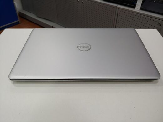 Dell Inspiron 5584 / 15.6" (1366x768) TN / Intel Core i5-8265U (4 (8) ядра 1.6 - 3.9 GHz) / 8 GB DDR4 / 240 GB SSD / WebCam