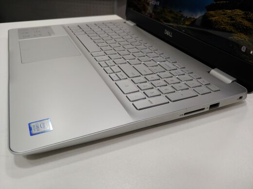 Dell Inspiron 5584 / 15.6" (1366x768) TN / Intel Core i5-8265U (4 (8) ядра 1.6 - 3.9 GHz) / 8 GB DDR4 / 240 GB SSD / WebCam