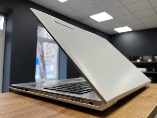 Ігровий ноутбук Lenovo Z50-70 / 15.6" (1920x1080) TN / Intel Core i5-4210U (2 (4) ядра по 1.7 - 2.7 GHz) / 8 GB DDR3 / 256 GB SSD / nVidia GeForce GT 820M, 2 GB DDR3, 64-bit / WebCam / DVD-RW / Win 10