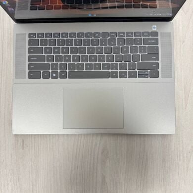 Ноутбук Б-класс Dell Inspiron 16 5620 / 16" (1920x1200) IPS Touch / Intel Core i7-1260U (10 (12) ядер по 1.1 - 4.7 GHz) / 16 GB DDR4 / 512 GB SSD NVMe / nVidia GeForce MX570 A, 2 GB GDDR6, 64-bit / WebCam Ноутбук Б-класс Dell Inspiron 16 5620 / 16" (1920x1200) IPS Touch / Intel Core i7-1260U (10 (12) ядер по 1.1 - 4.7 GHz) / 16 GB DDR4 / 512 GB SSD NVMe / nVidia GeForce MX570 A, 2 GB GDDR6, 64-bit / WebCam