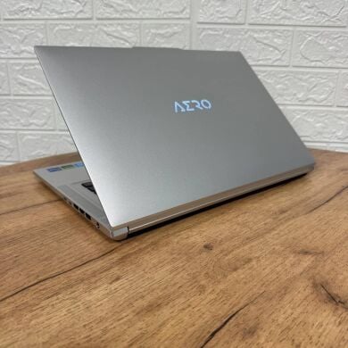 Игровой ноутбук Gigabyte Aero 16 XE5 / 16" (3840x2400) OLED / Intel Core i7-12700H (14 (20) ядер по 3.5 - 4.7 GHz) / 32 GB DDR5 / 1000 GB SSD / nVidia GeForce RTX 3070 Ti, 8 GB GDDR6, 256-bit / WebCam