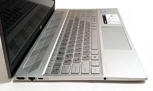 Ноутбук HP Pavilion 15-cs0085cl / 15.6" (1920x1080) IPS / Intel Core i7-8550U (4 (8) ядра по 1.8 - 4.0 GHz) / 16 GB DDR4 / 256 GB SSD M.2 / Intel UHD Graphics 620 / WebCam / Win 10 Home Ноутбук HP Pavilion 15-cs0085cl / 15.6" (1920x1080) IPS / Intel Core i7-8550U (4 (8) ядра по 1.8 - 4.0 GHz) / 16 GB DDR4 / 256 GB SSD M.2 / Intel UHD Graphics 620 / WebCam / Win 10 Home